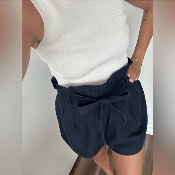 FRAME Belted Paperbag Linen-Blend Pocket Shorts - Picture 6 of 11